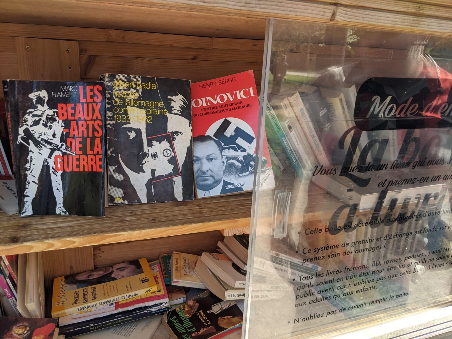 Heute gesehen, indem er durch eine Buchbox in Hénin-Beaumont stöbert