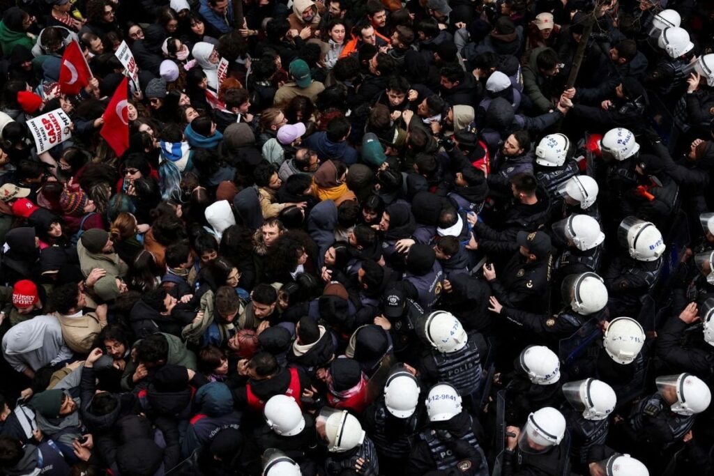 Türkei: „geht das Land in einen Bürgerkrieg?“ – Die Gesellschaft in der Türkei wurde in zwei Teile unterteilt: Eine hat auf die Straße gegangen und der andere sitzt in einem häuslichen Lebensraum zu Hause Türkei: "geht das Land in einen Bürgerkrieg?" - Die Gesellschaft in der Türkei wurde in zwei Teile unterteilt: Eine hat auf die Straße gegangen und der andere sitzt in einem häuslichen Lebensraum zu Hause