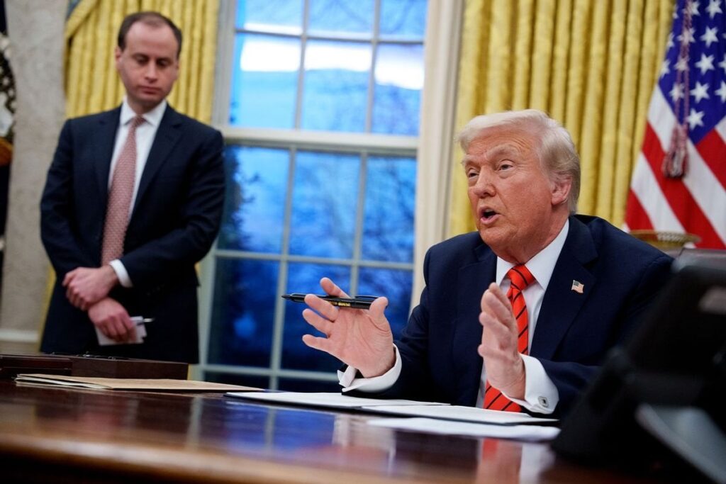 Trump unterschreibt Anordnungen, die sich an Schutzstädte abziehen und militärische Beteiligung an den Strafverfolgungsbehörden beantragen | Trumps Befehl versuchen, die Polizei vor rechtlichen Auswirkungen zu schützen und das Militär in die Durchsetzung einzubeziehen Trump unterschreibt Anordnungen, die sich an Schutzstädte abziehen und militärische Beteiligung an den Strafverfolgungsbehörden beantragen | Trumps Befehl versuchen, die Polizei vor rechtlichen Auswirkungen zu schützen und das Militär in die Durchsetzung einzubeziehen