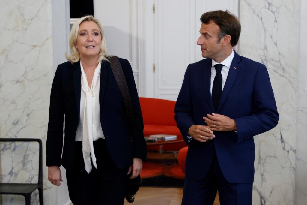 Nach der Verurteilung von Marine Le Pen erinnerte sich Emmanuel Macron daran, dass Gerechtigkeit „unabhängig“ ist und dass „Richter geschützt sein müssen“. Nach der Verurteilung von Marine Le Pen erinnerte sich Emmanuel Macron daran, dass Gerechtigkeit "unabhängig" ist und dass "Richter geschützt sein müssen".