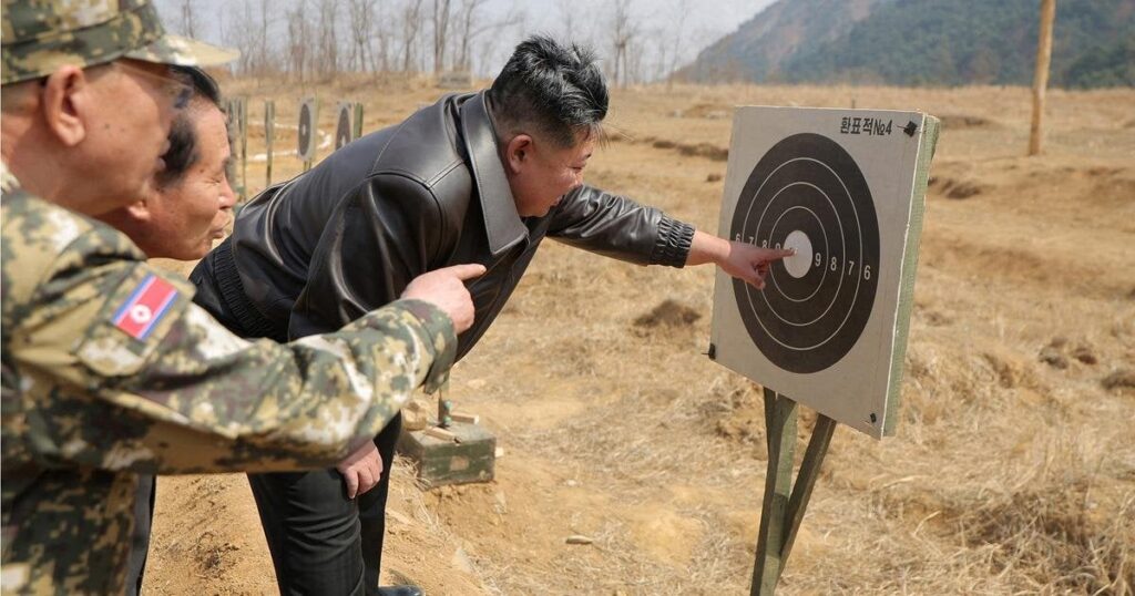 Nordkorea: Kim Jong-un versucht ein neues Präzisionsgewehr und gibt ohne Überraschung die Tausend an