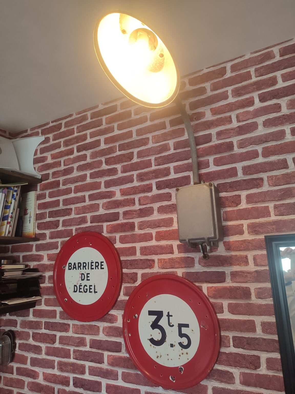 Kleine Modifikation meines Schlafzimmerdekors an diesem regnerischen Sonntag mit einem Laternenpfahl der Straße, Théry Hindrick Galette und zwei emaillierte Schilder der 60er Jahre!