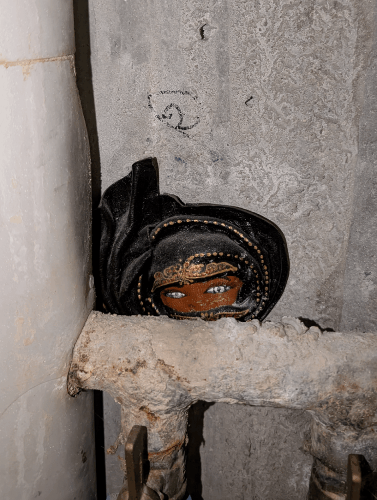 Ich fand einen Gri Gri in den Wasserankünften meiner Wohnung