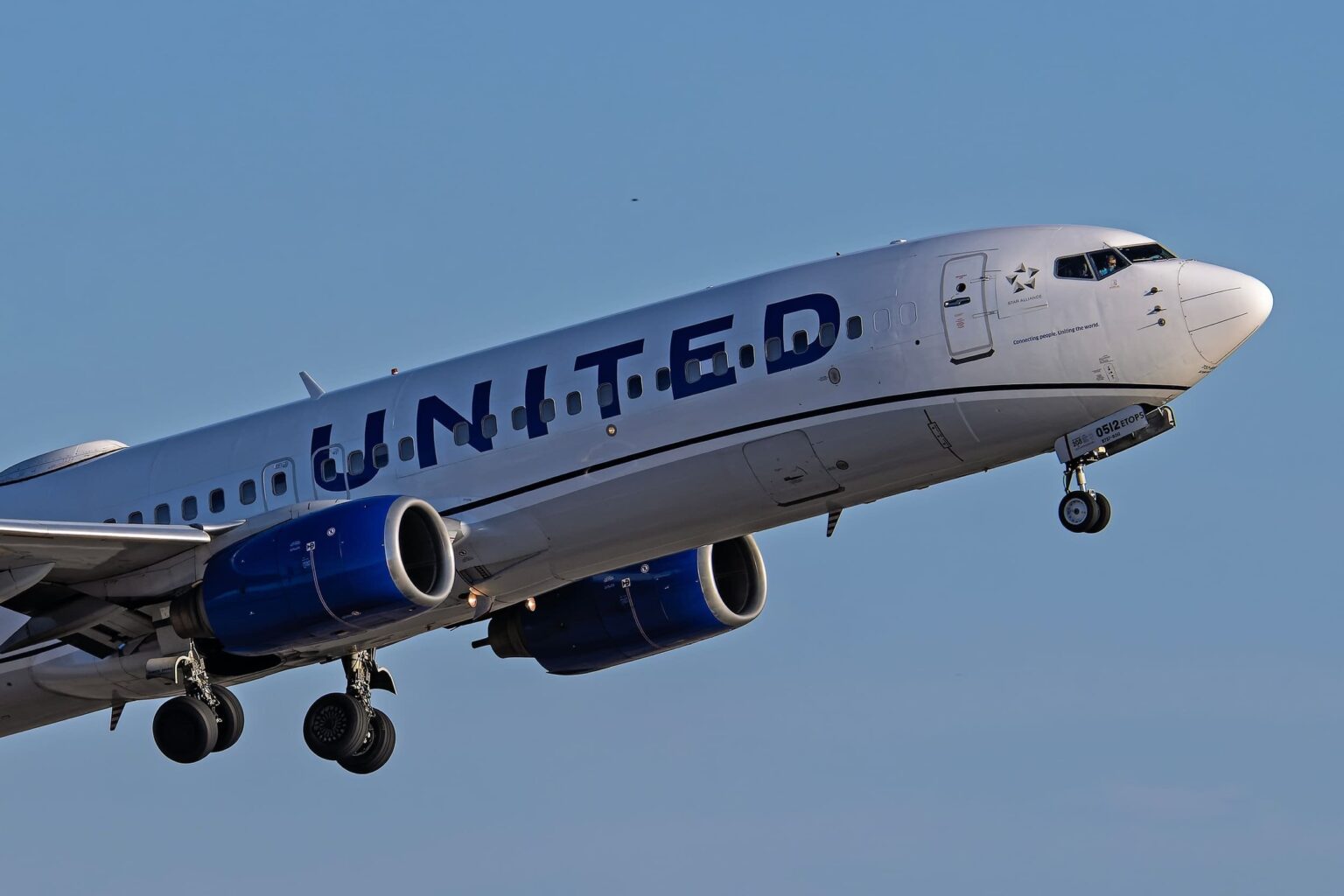 Der Motor eines Flugzeugs eines United Airlines in Brand, nachdem er ein Kaninchen geschluckt hat