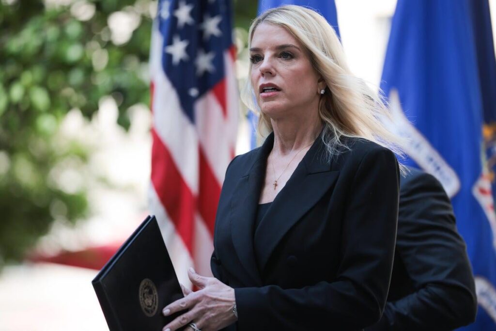 Stephen Miller leitet das DOJ und Pam Bondi ist nur ein Aushängeschild, Bericht behauptet: "Sie ist wie ein Schauspieler"