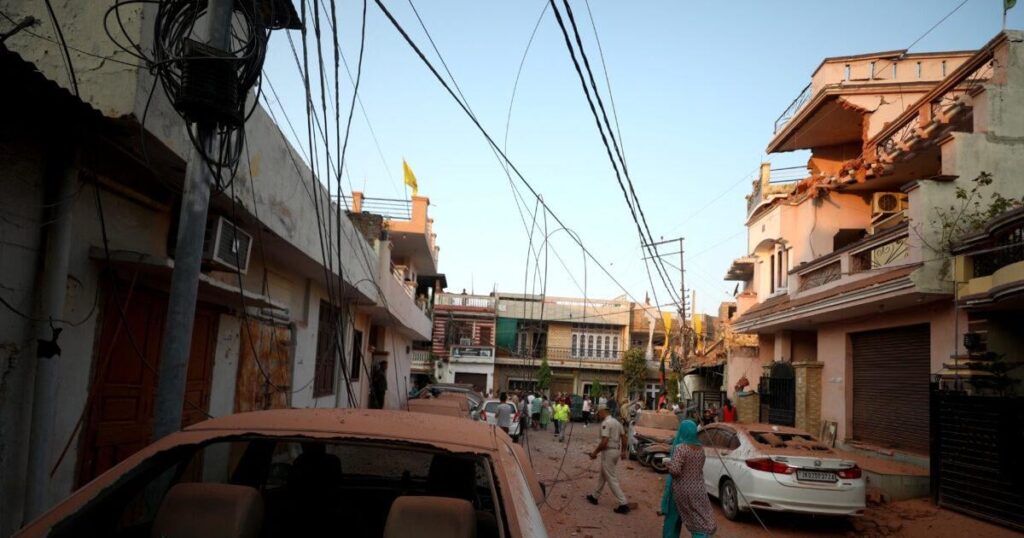 Indien beschuldigt Pakistan, den Waffenstillstand gebrochen zu haben - Explosionen, die in Srinagar zu hören sind