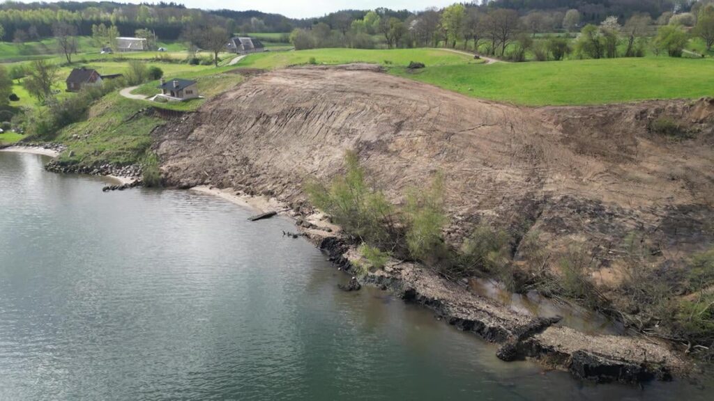 „Ein feines Stück weitgehend makellose Küste, die zerstört wird“: Küstenlandschaft mit Bagger und Bulldozer ohne Erlaubnis "Ein feines Stück weitgehend makellose Küste, die zerstört wird": Küstenlandschaft mit Bagger und Bulldozer ohne Erlaubnis