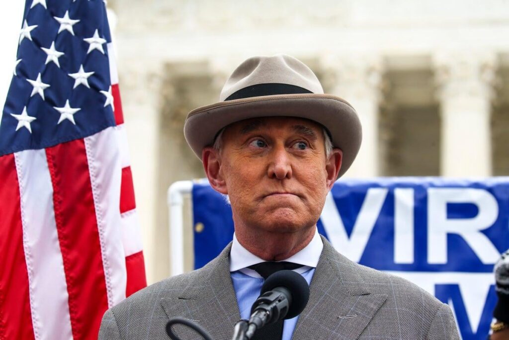 Trump Kumpel Roger Stone fordert Mark Kellys "Hinrichtung" nach dem Krypto -Zug von Senator Slams President aus dem Weißen Haus