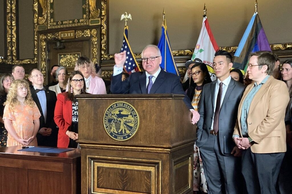 Tim Walz, der ehemalige Laufkollegen von Kamala Harris, sagt, dass Trans -Leute einen Fehler für Demokraten verlassen, sagt: „Ihre Kosten für Eier … haben nichts mit dem Geschlecht eines Menschen zu tun.“ Tim Walz, der ehemalige Laufkollegen von Kamala Harris, sagt, dass Trans -Leute einen Fehler für Demokraten verlassen, sagt: "Ihre Kosten für Eier ... haben nichts mit dem Geschlecht eines Menschen zu tun."