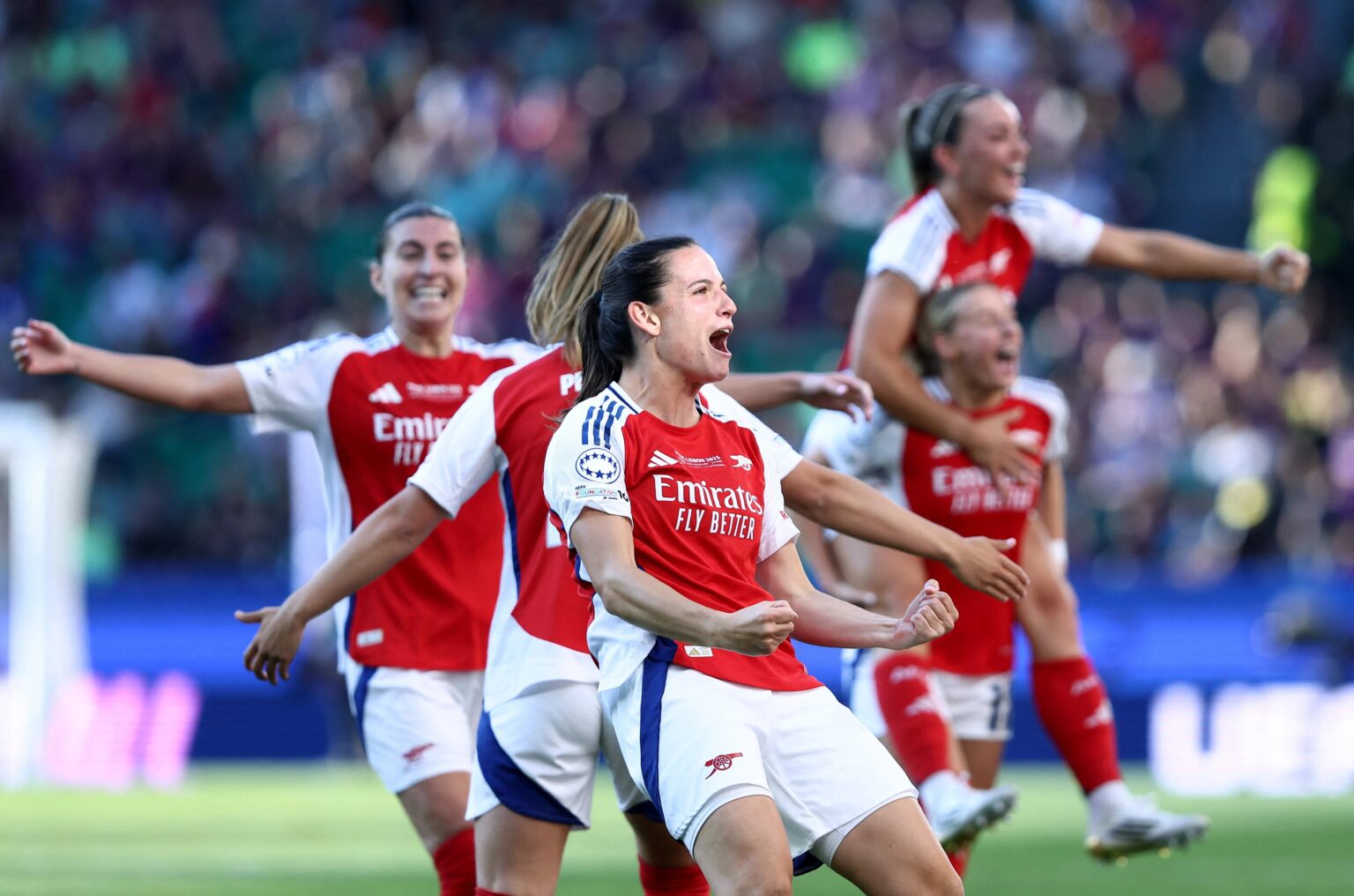 Die Fußballspieler von Arsenal gewannen die Champions League und versuchten kroatische Richter