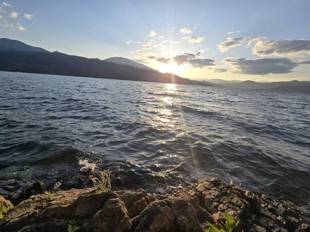 Beobachten Sie den Sonnenuntergang am Whiskeytown Lake, CA.