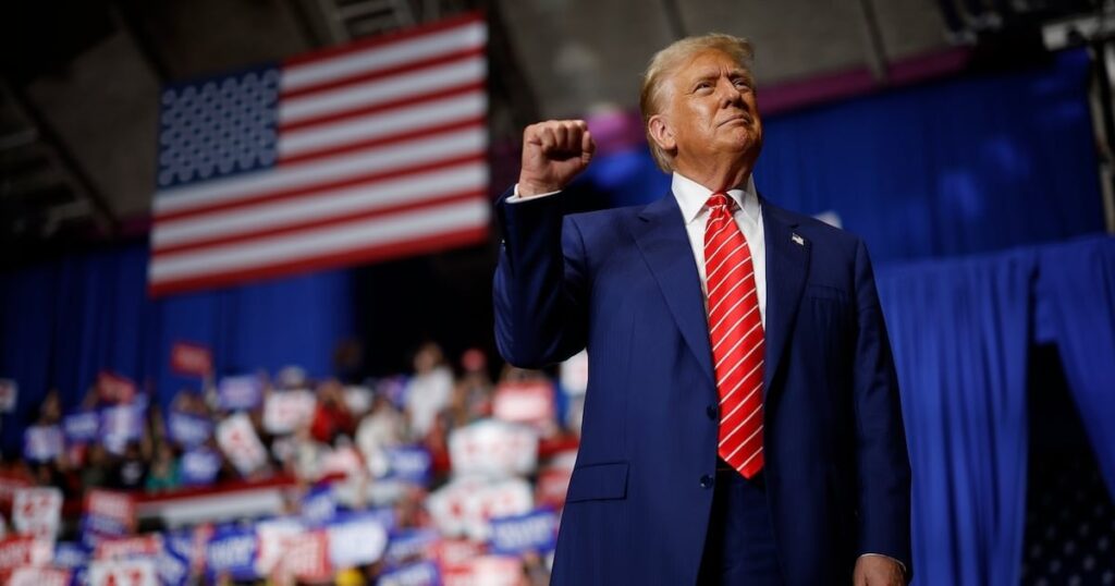 Der Historiker des Faschismus behauptet, Trump zu beschleunigen, um die Diktatur schneller als Putin zu beschleunigen. Professor sagt, dass die USA in den Autoritarismus in die Neuzeit beispiellos sind.