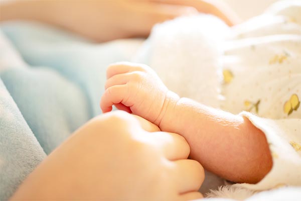Die Regierung will die Adoption im Ausland nicht auslaufen lassen und die Altersgrenze für das Kindergeldprogramm anheben