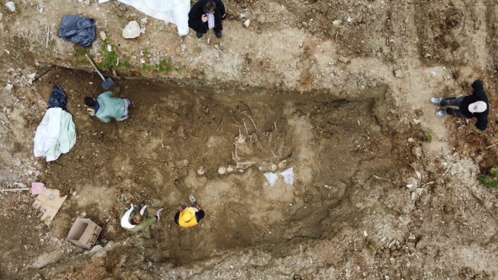 Griechenlands dunkle Vergangenheit wird aufgedeckt, nachdem 33 Leichen in einem Massengrab der Bürgerkriegszeit gefunden wurden