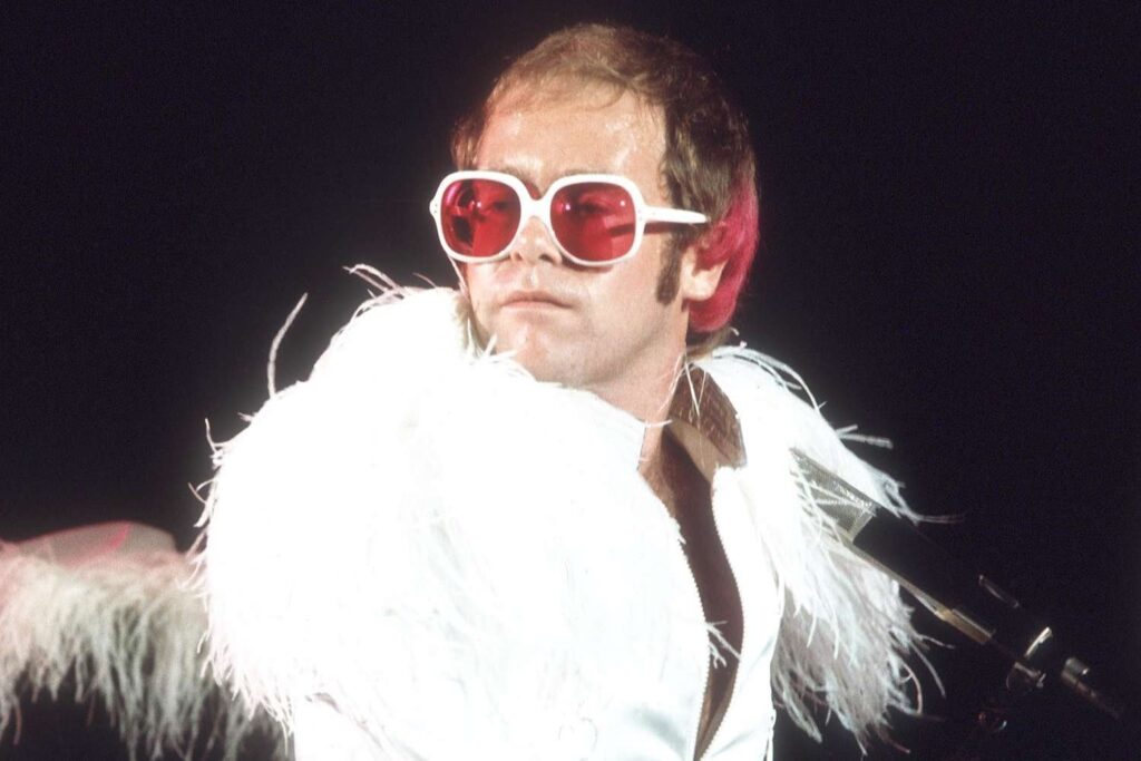 Elton John hat seine Verlobte abgeladen, weil 'sie meine Musik nicht wirklich mochte', mit extremer Einsamkeit zu kämpfen hatte: 'So sinnlos'