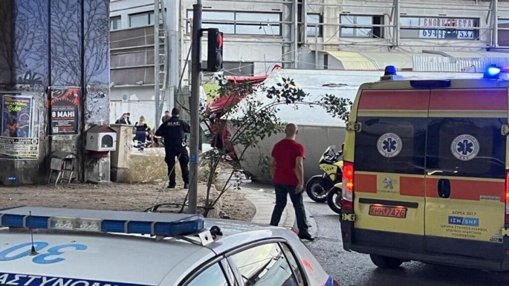 Rollen in Theben: LKW fiel von einer Brücke nach Petros Ralli (Video)