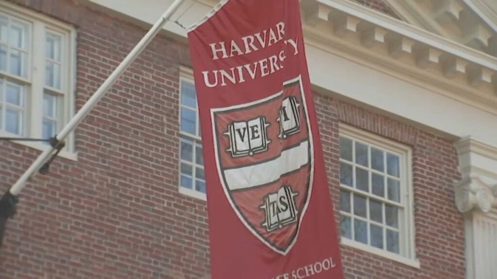 Die Mitglieder der Harvard -Fakultät versprechen, 10% der Bezahlung inmitten von Trump -Finanzierungskampf zu spenden