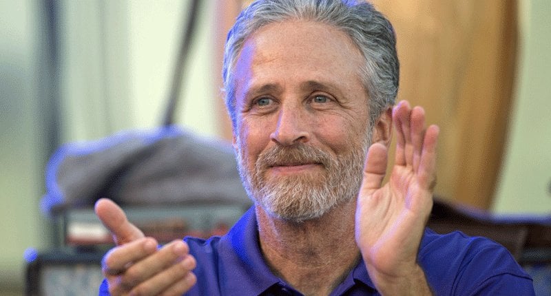 Jon Stewart befürchtet, dass Trump "unser Land für Versicherungsgeld niederbrennen" wird
