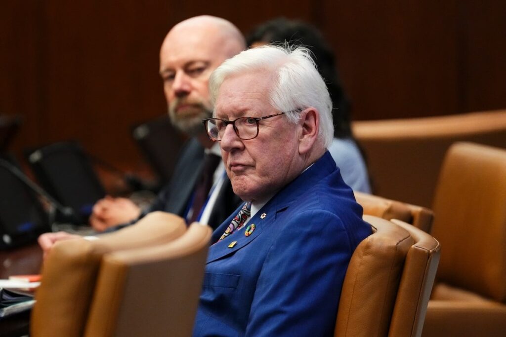 Der Senior Canadian Diplomat nennt Trumps jüngste Pitch, um sich Raketenverteidigung als „Schutzschläger“ anzuschließen. Der Senior Canadian Diplomat nennt Trumps jüngste Pitch, um sich Raketenverteidigung als "Schutzschläger" anzuschließen.
