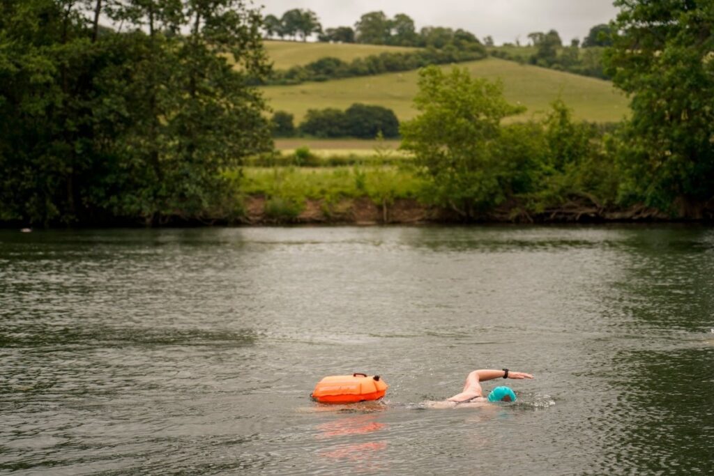 WARNUNG UK RIVERS sind "giftige chemische Suppe", wie alle jetzt von Abwasser geplagt werden