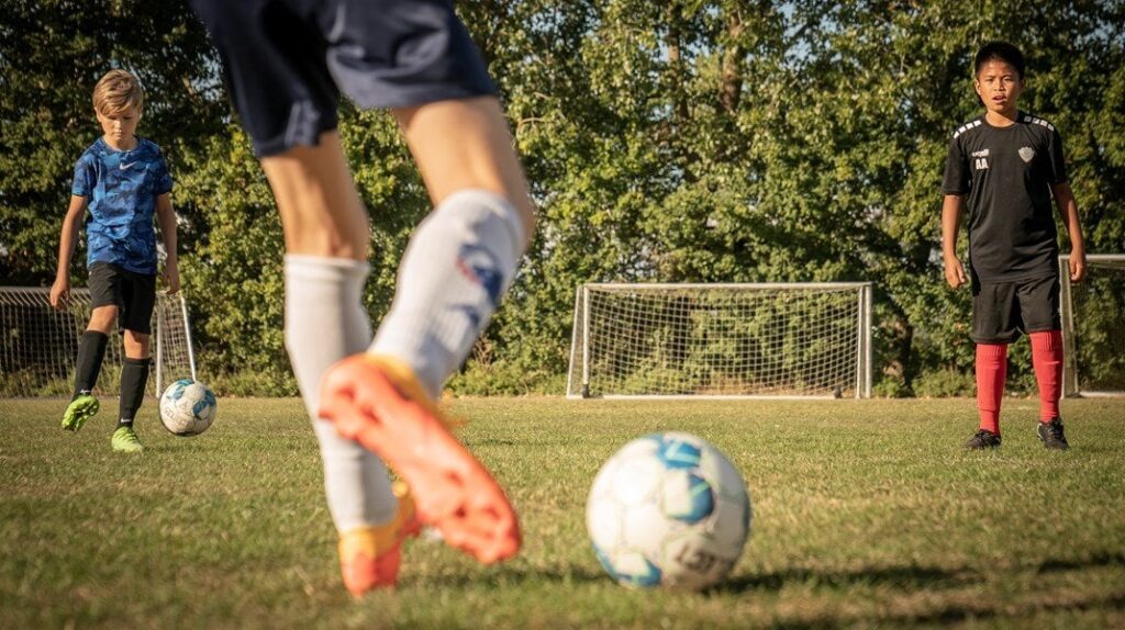 Marie Greve, Direktorin der Women’s Division Association: Jungen und Mädchen entwickeln sich besser zusammen. Trotzdem hält der dänische Fußball an der hartnäckigen Geschlechtskluft. Marie Greve, Direktorin der Women's Division Association: Jungen und Mädchen entwickeln sich besser zusammen. Trotzdem hält der dänische Fußball an der hartnäckigen Geschlechtskluft.