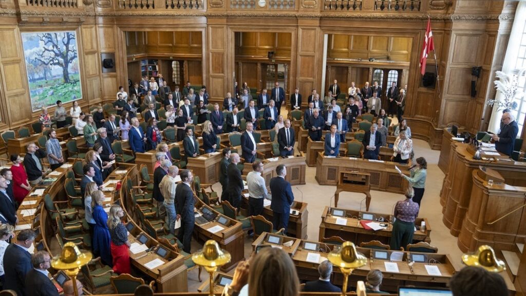 TV2: Die Politiker werden sich im Gegenzug für ein schlechteres Rentensystem mehr im Gehalt geben. Abkommen zwischen der SVM -Regierung, LA, SF und den Konservativen.