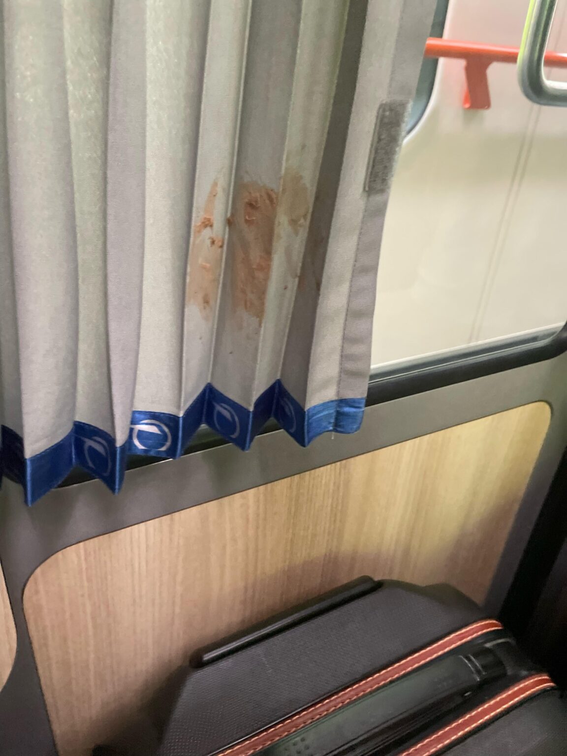 Vorhänge im Zug. Welcher von euch hat sie aufgetaucht?