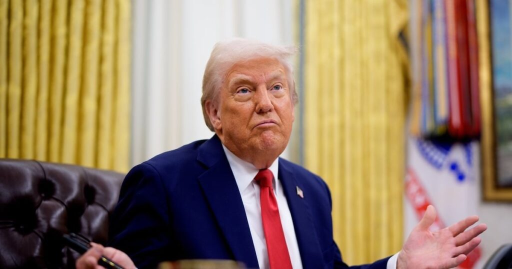 Trumpfhühner in der Tarifbedrohung nach dem Anruf mit Europa