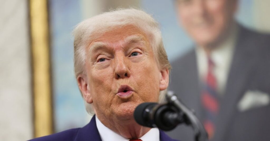Trump schmilzt bei der Frage „Warum hüsten Sie immer aus“. Der Präsident schlug auch den Reporter ein, der nach dem neuen Spitznamen der Wall Street für seinen Handelskrieg fragte. Trump schmilzt bei der Frage "Warum hüsten Sie immer aus". Der Präsident schlug auch den Reporter ein, der nach dem neuen Spitznamen der Wall Street für seinen Handelskrieg fragte.