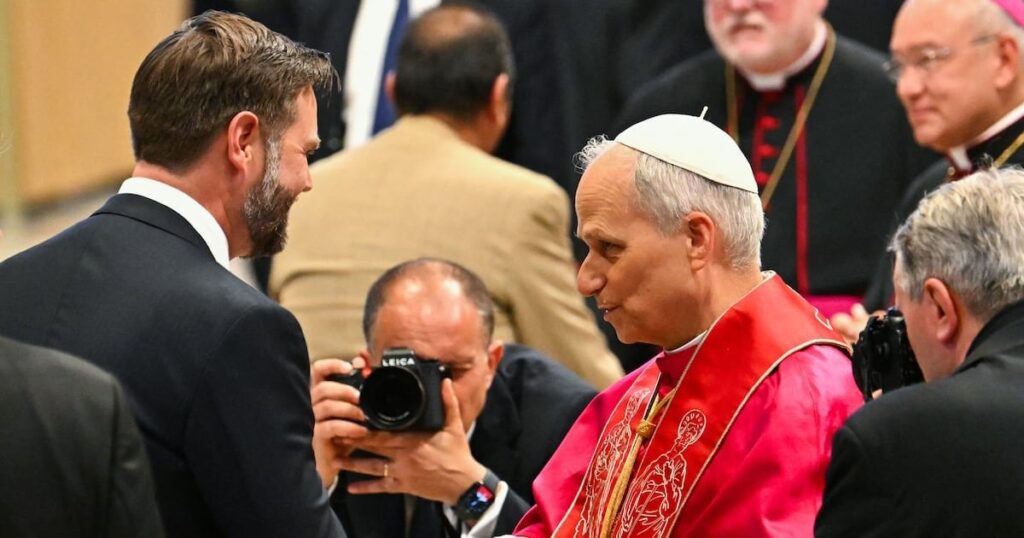 Papst Leo senkt sich nach der ersten Messe. Der Papst gab dem Vizepräsidenten den kurzen Streit.