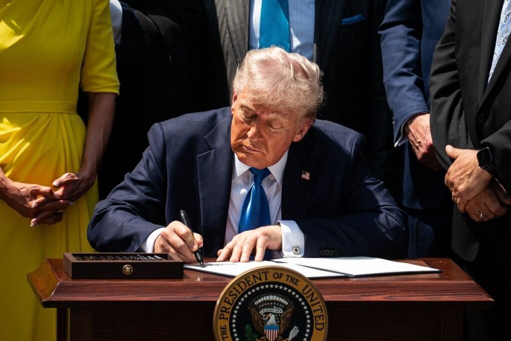 Anwälte zitieren Gebühren in Höhe von 1 Million US -Dollar, um Trump zu Verzeihungen zu bringen
