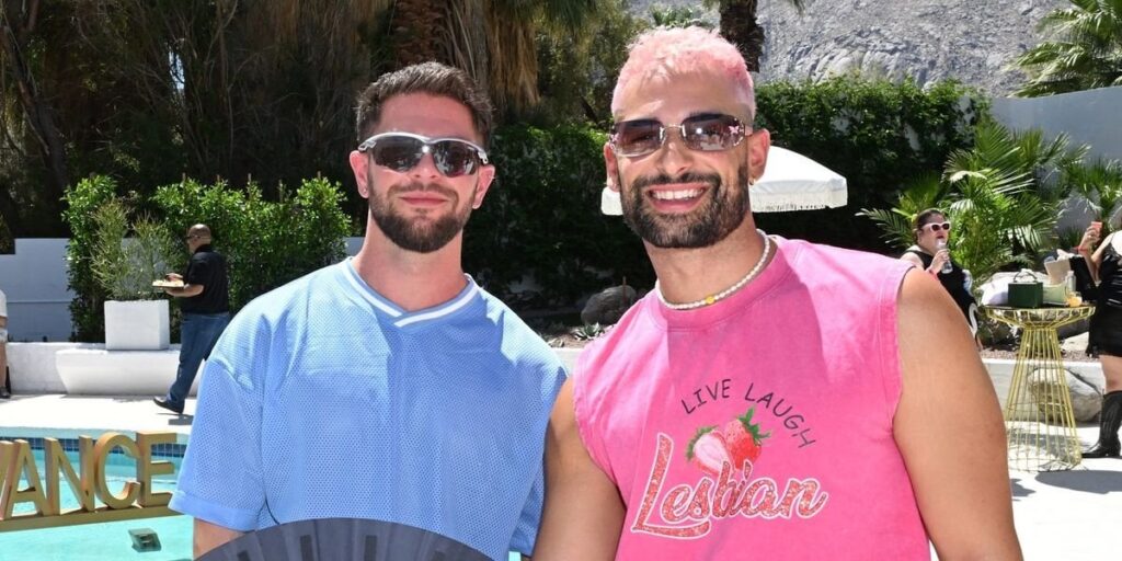 Johnny Sibilly, Star "Hacks", sagt, dass schwule Paare, wann immer möglich, PDA küssen und zeigen sollten: 'Dies ist die Zeit, es zu tun! Wenn nicht jetzt, wann? Ich denke, es ist wichtig, deinen Mann zu küssen! '