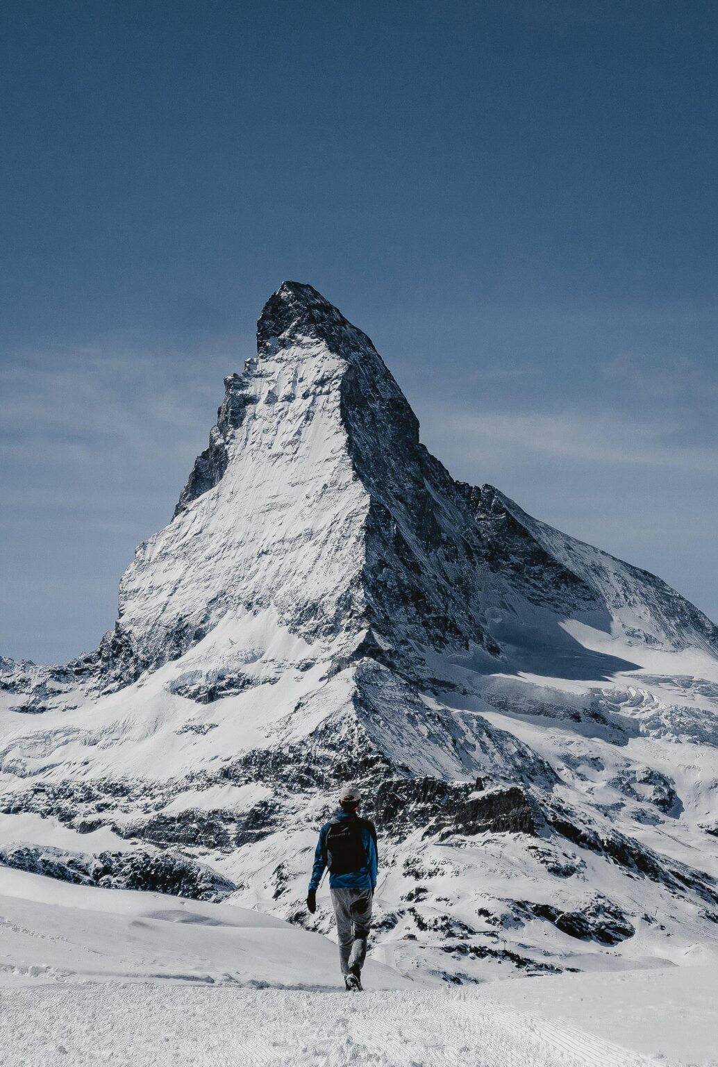 Wandern mit dem Matterhorn in der Ferne