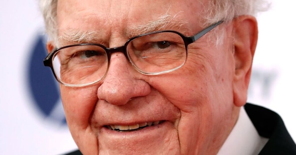 Warren Buffett tritt von Berkshire Hathaway zurück, nachdem er Trump geschlagen hatte. | Der Multi-Millionär nutzte einen seiner letzten Momente als CEO von Berkshire Hathaway, um den Präsidenten zu besiegen.