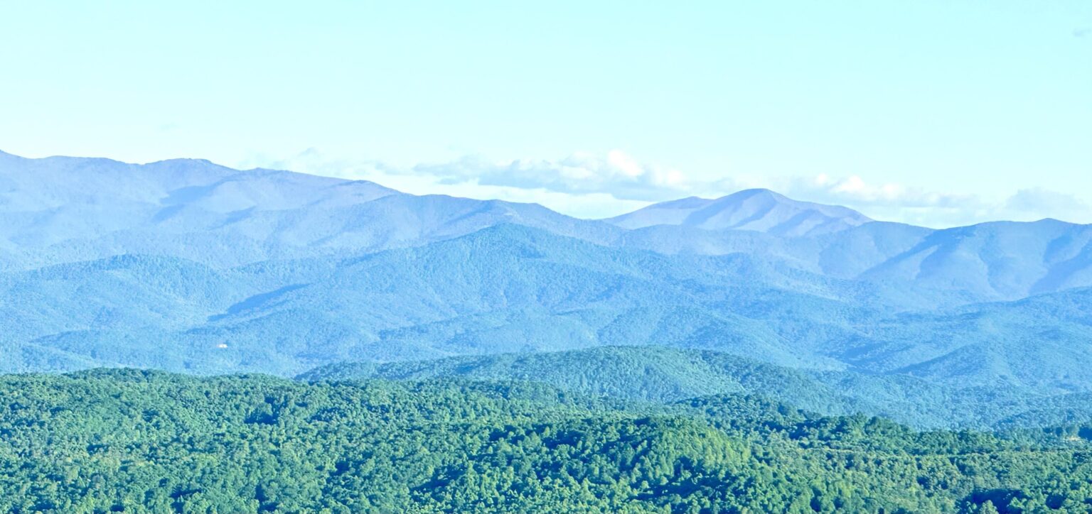 Sehr klarer Tagblick auf die Blue Ridge Mountains. Vom Pinnacle Mountain genommen.