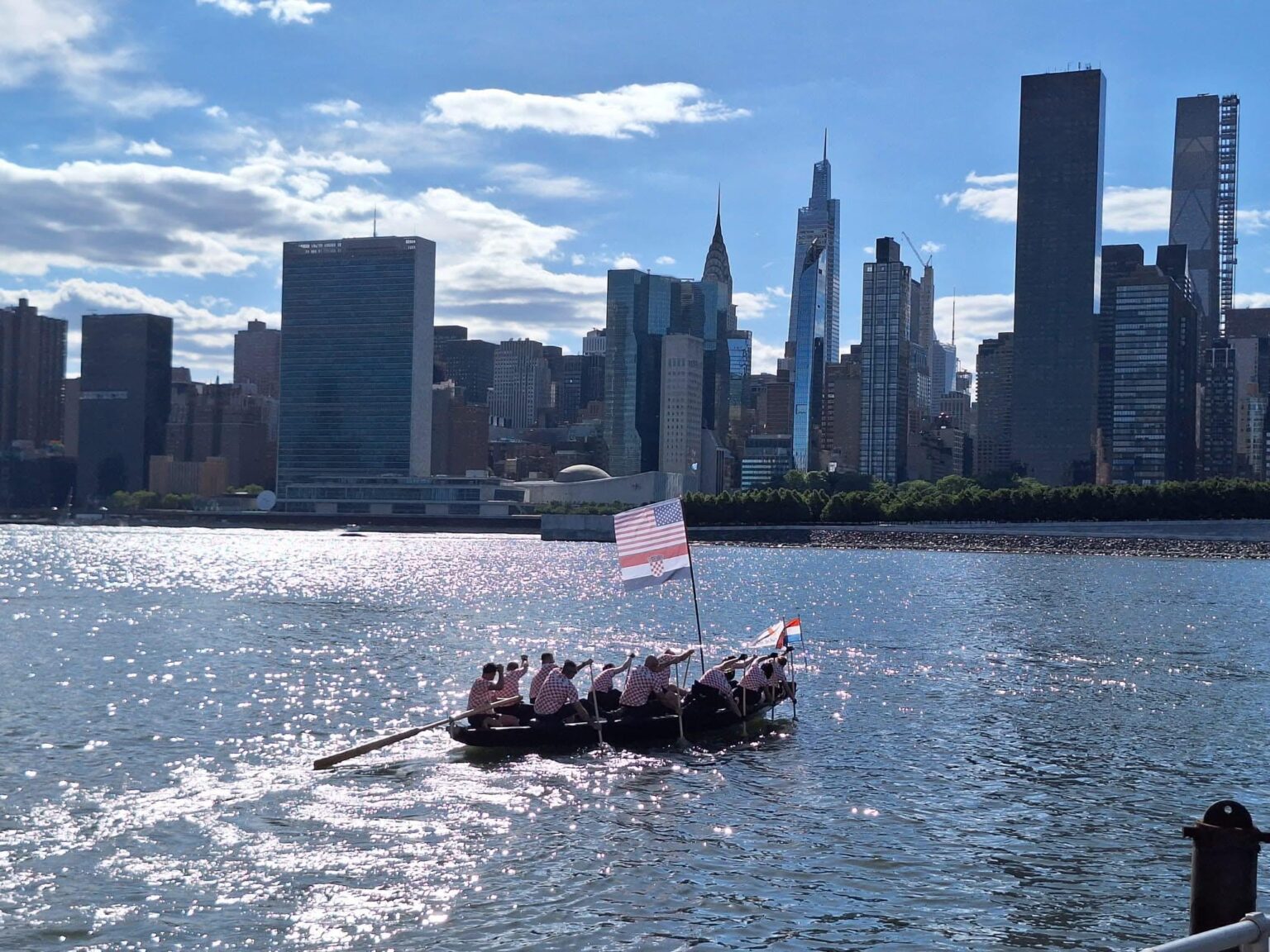 Anlässlich des 33. Jahrestages des kroatischen Empfangs in der Vereinten Nationen findet in New York mit einem traditionellen kroatischen Boot ein Rudermarathon statt