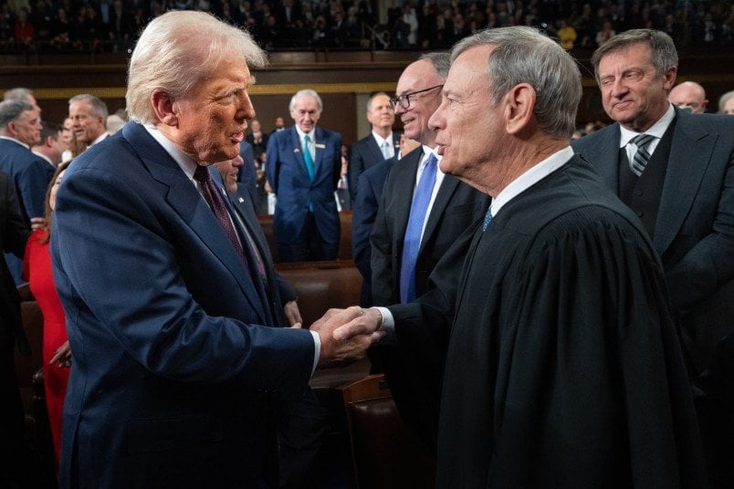Trump -Verbündete verklagen John Roberts, um die Kontrolle des Gerichtssystems des Weißen Hauses zu geben
