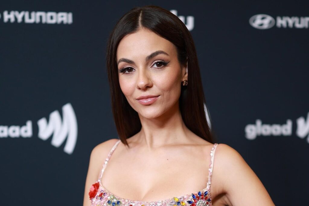 Victoria Justice sagt, sie habe Morddrohungen für "Wir alle singen" Ariana Grande Meme, die als Diss angesehen wurde