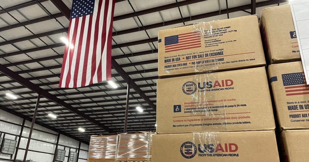 Lebensmittel für Millionen flecken im Lager nach Trumps USAID -Schnitt. Über 60.000 Tonnen US -amerikanische Lebensmittel werden in Lagern verschwenden, während Millionen verhungern und Kinder sterben. Lebensmittel für Millionen flecken im Lager nach Trumps USAID -Schnitt. Über 60.000 Tonnen US -amerikanische Lebensmittel werden in Lagern verschwenden, während Millionen verhungern und Kinder sterben.