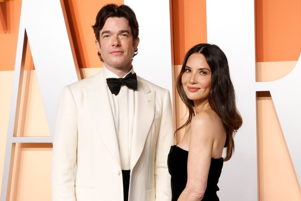 John Mulaney sagt, er sei nicht nicht versucht von Olivia Munns Schmerzmitteln, als sie sich von der Mastektomie erholte: „Ich habe mich nie in den Sinn gekommen.“ John Mulaney sagt, er sei nicht nicht versucht von Olivia Munns Schmerzmitteln, als sie sich von der Mastektomie erholte: "Ich habe mich nie in den Sinn gekommen."