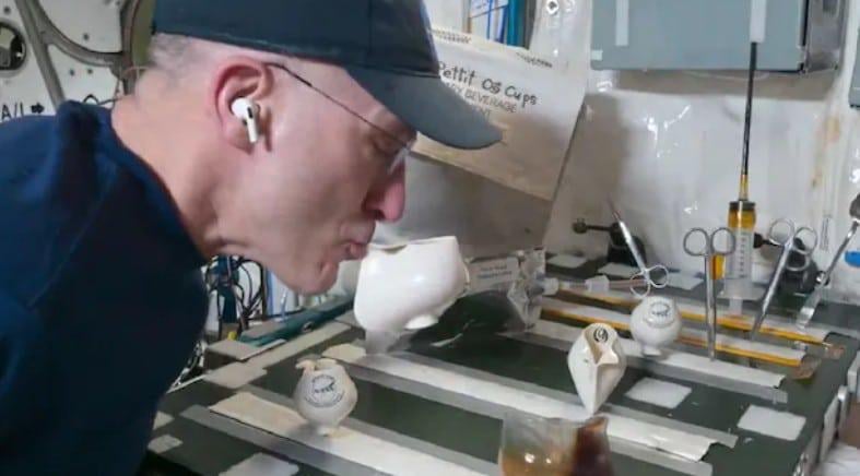 Der NASA -Astronaut entwarf Zero Gravity Cup, um seinen Kaffee im Weltraum zu genießen (Video)