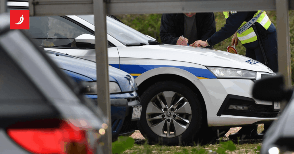 Polizisten beschuldigten eine halbe Strafe in bar, die Hälfte des POS -Apparats. Dies hat sich in bar gekostet Polizisten beschuldigten eine halbe Strafe in bar, die Hälfte des POS -Apparats. Dies hat sich in bar gekostet