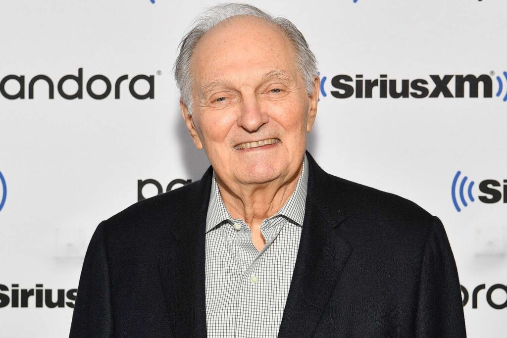 Alan Alda, 89, sagt, das Management seines Parkinson ist "fast Vollzeitjob", aber "hält mich auf der Suche nach dem Funny".