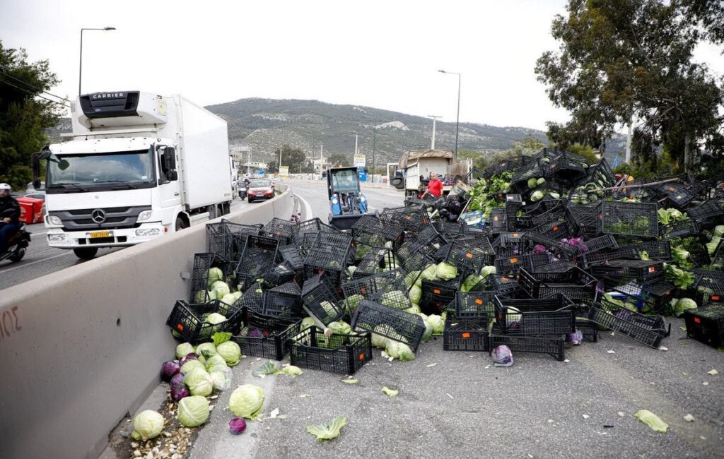 Der Dalica -Fahrer mit den Sprossen in der Athens Avenue war vor zwei Jahren in Kifissos mit Orangen gestiegen Der Dalica -Fahrer mit den Sprossen in der Athens Avenue war vor zwei Jahren in Kifissos mit Orangen gestiegen
