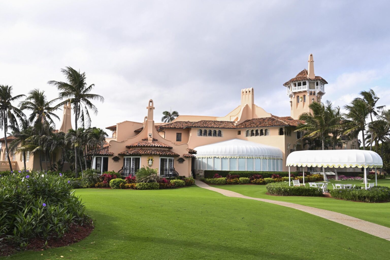 Demokraten, um „Qatar-a-Lago“ -Banner in der Nähe von Trumps Palm Beach-Haus zu fliegen. Die DNC sagte, dass dieses Banner klarstellen soll, dass die Treue des Präsidenten „dem höchsten Bieter gehört“. Demokraten, um "Qatar-a-Lago" -Banner in der Nähe von Trumps Palm Beach-Haus zu fliegen. Die DNC sagte, dass dieses Banner klarstellen soll, dass die Treue des Präsidenten "dem höchsten Bieter gehört".
