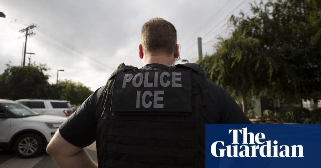 US -Bürger, die von Einwanderungsbeamten festgenommen wurden, die seinen wirklichen Ausweis als Fälschung abgewiesen haben