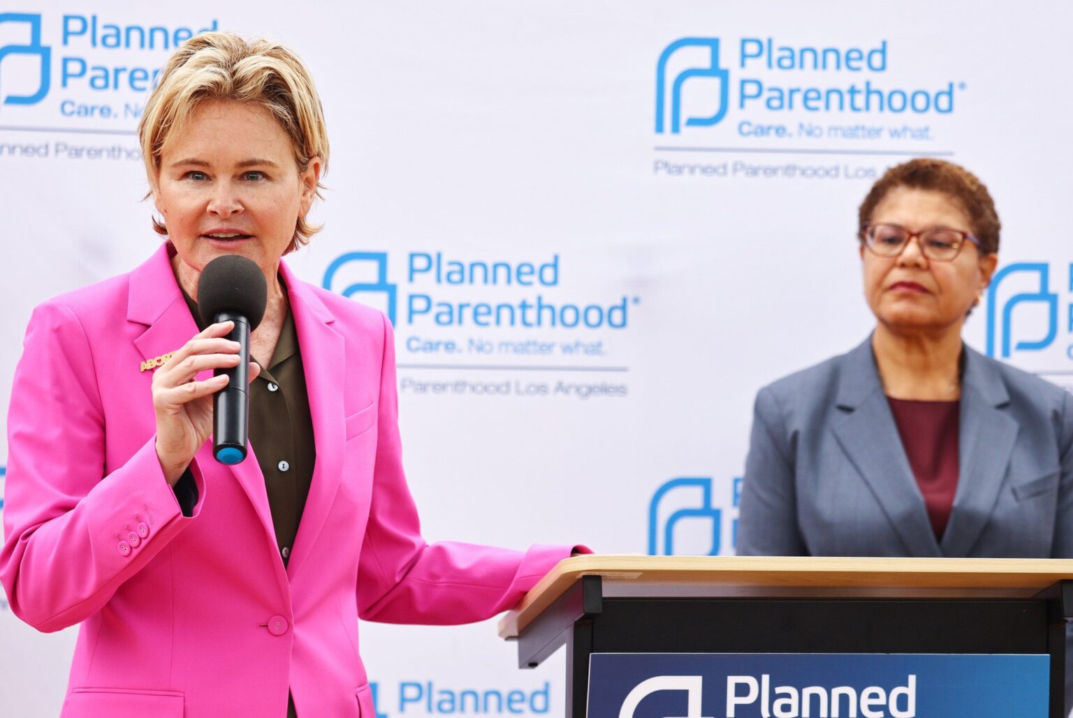 Planned Parenthood macht Gavin Newsom ein