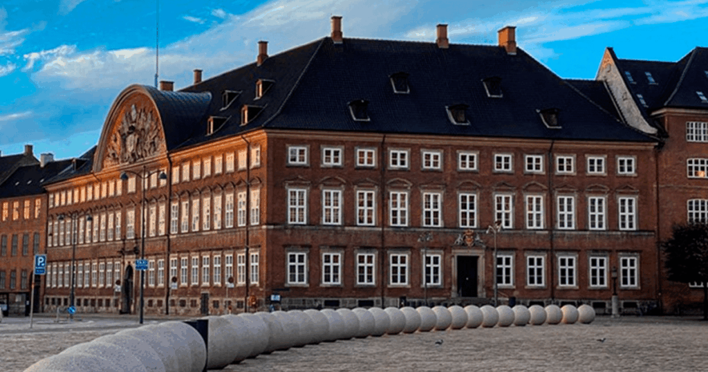 Bevorstehende Methodenprüfung der Zwischenprojektionen [Eftersynet indikerer, at den ekstraordinære udvikling de senere år forventeligt vil pege på en yderligere forbedring af udsigterne for de offentlige finanser]