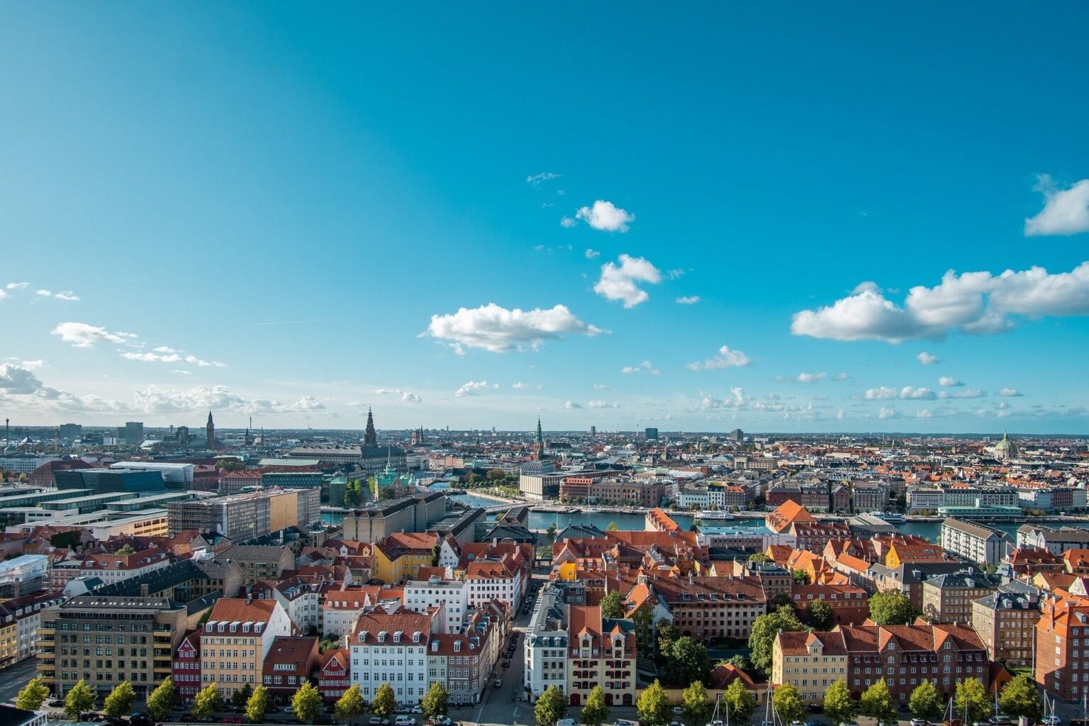 Die neuen April -Zahlen des Immobilien -Marktindex zeigen einen neuen Preisrekord für Häuser, Hütten und Wohnungen. Zu den Meilensteinen kann erwähnt werden, dass die Immobilienpreise zum ersten Mal DKK 18.000 pro Jahr erreicht haben. SQM, und dass Eigentumswohnungen in Kopenhagen jetzt durchschnittlich für etwas mehr als DKK 60.000 pro m² verkauft werden. Die neuen April -Zahlen des Immobilien -Marktindex zeigen einen neuen Preisrekord für Häuser, Hütten und Wohnungen. Zu den Meilensteinen kann erwähnt werden, dass die Immobilienpreise zum ersten Mal DKK 18.000 pro Jahr erreicht haben. SQM, und dass Eigentumswohnungen in Kopenhagen jetzt durchschnittlich für etwas mehr als DKK 60.000 pro m² verkauft werden.