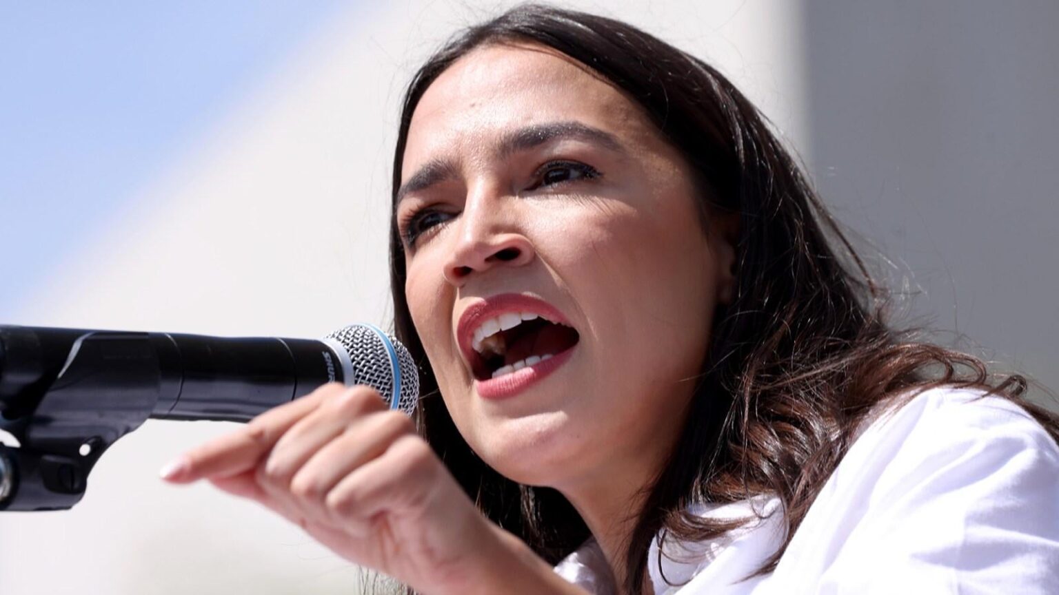 AOC warnt, dass die Republikaner die Menschen "beraubt", um die Milliardärssteuersenkungen zu bezahlen